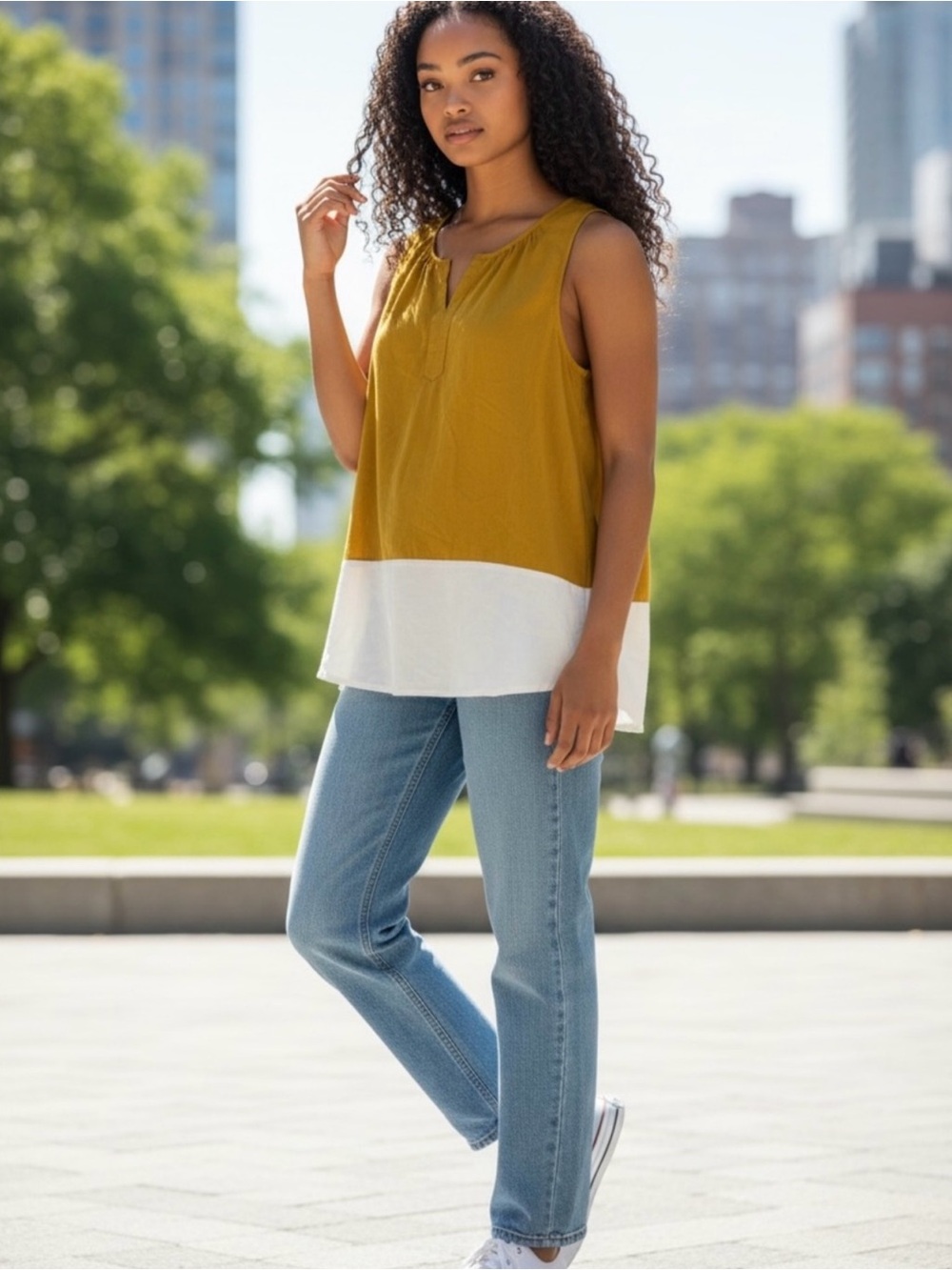 Banana Republic Golden plate /White Sleeveless Split-Neck Top Women’s Size XS